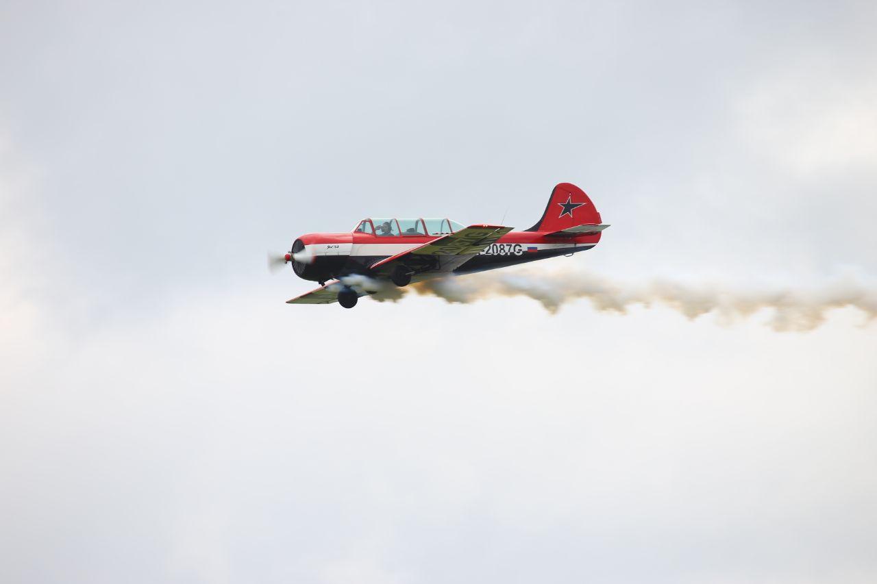 Фото В Новосибирске завершилось грандиозное авиашоу: завораживающие кадры самолётов и вертолётов в небе 9